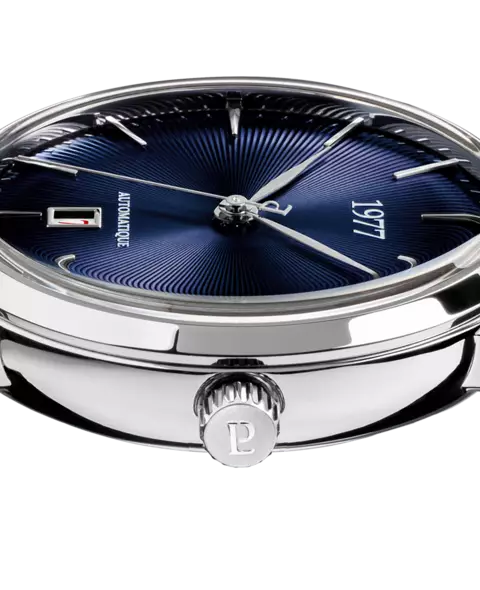 <p>La collection Edmond s’inspire du parcours d’Edmond Dantès, symbole de résilience et de renaissance. Cette montre, au design classique et raffiné, évoque l’élégance discrète de son héros. Les mots de Paul Valéry, « La plus grande liberté naît de la plus grande rigueur », trouvent écho dans ce modèle.&nbsp;</p><p>Découvrez la montre 1977 Edmond Millésime 2025, avec son cadran bleu foncé et son bracelet en cuir bleu patiné à la main, animé par un mouvement automatique France Ébauches, gage d’un savoir-faire horloger français.</p>